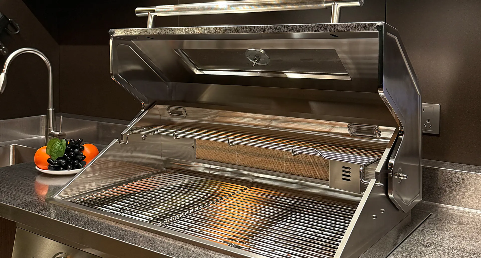 Focus BBQ gaz professionnel Pod BarbecueZone — 4 brûleurs inox, grille amovible, allumage piézo, plancha intégrée