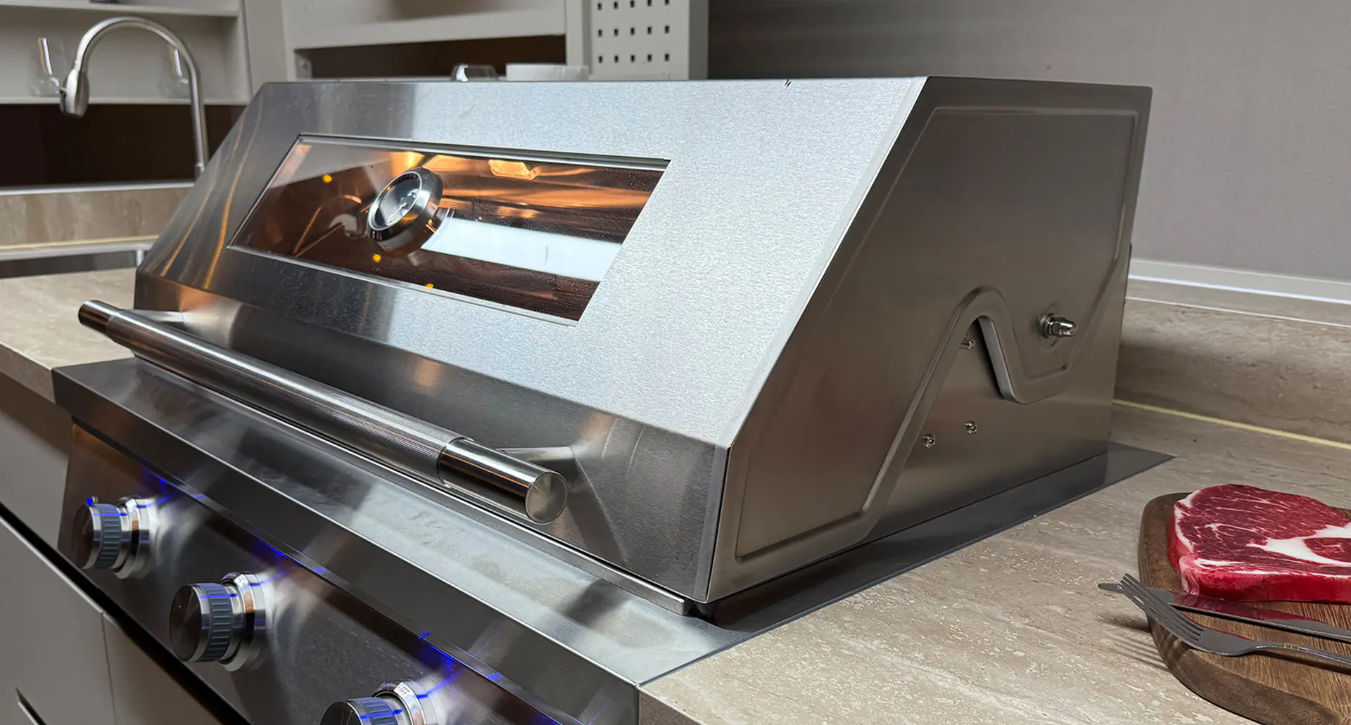 Focus BBQ gaz pro Pod BarbecueZone — couvercle inox 304 brossé avec hublot, côte de bœuf prête à saisir, rétroéclairage LED bleu