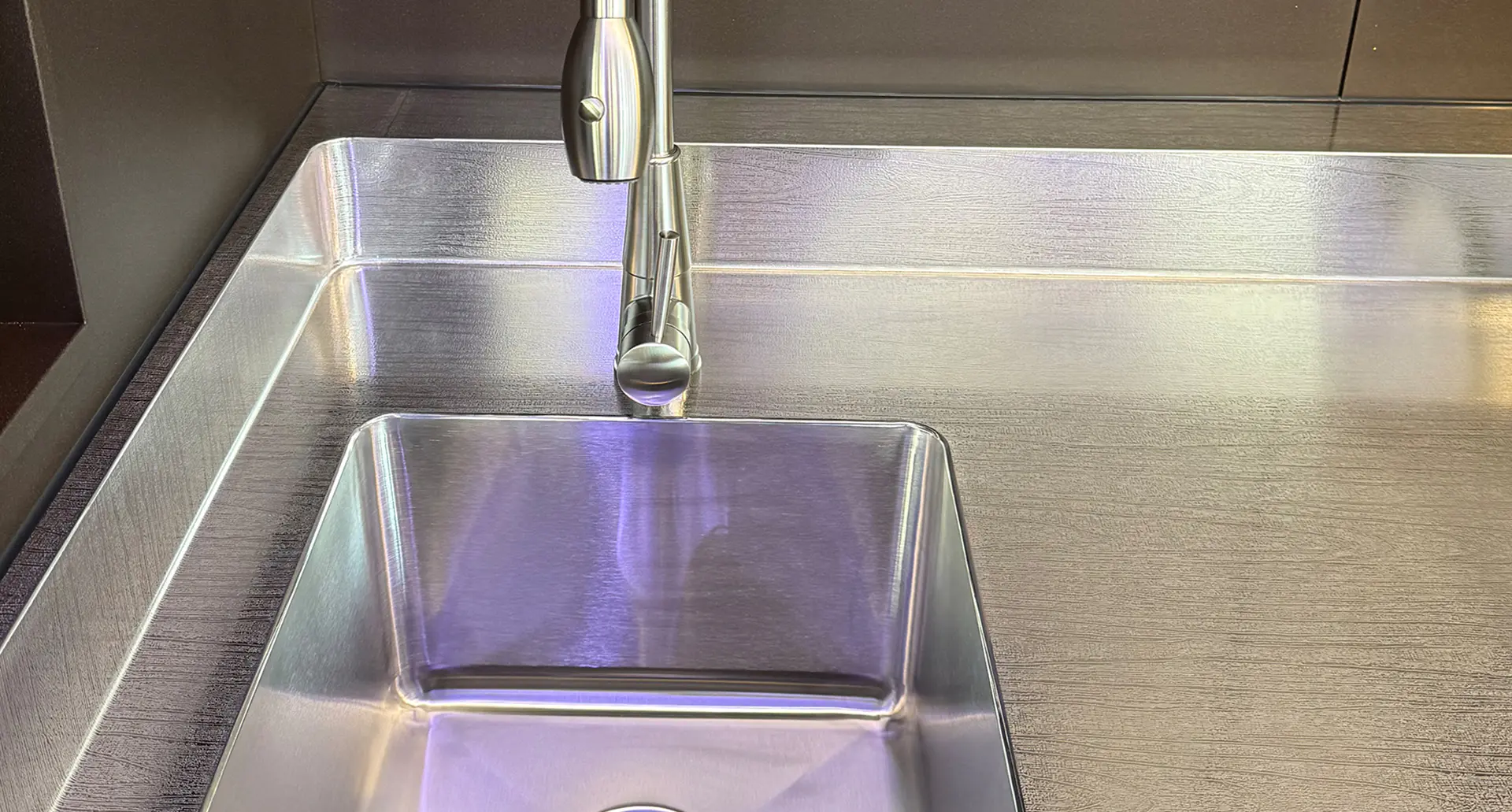 Évier intégré cuisine extérieure inox 304 — détail Pod BarbecueZone