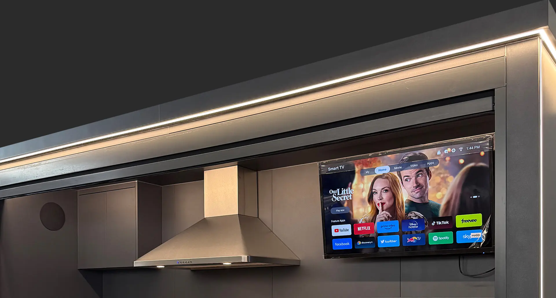 Détail de la TV étanche intégrée dans un Pod BarbecueZone — écran allumé, enceintes Bluetooth, éclairage LED ambiance