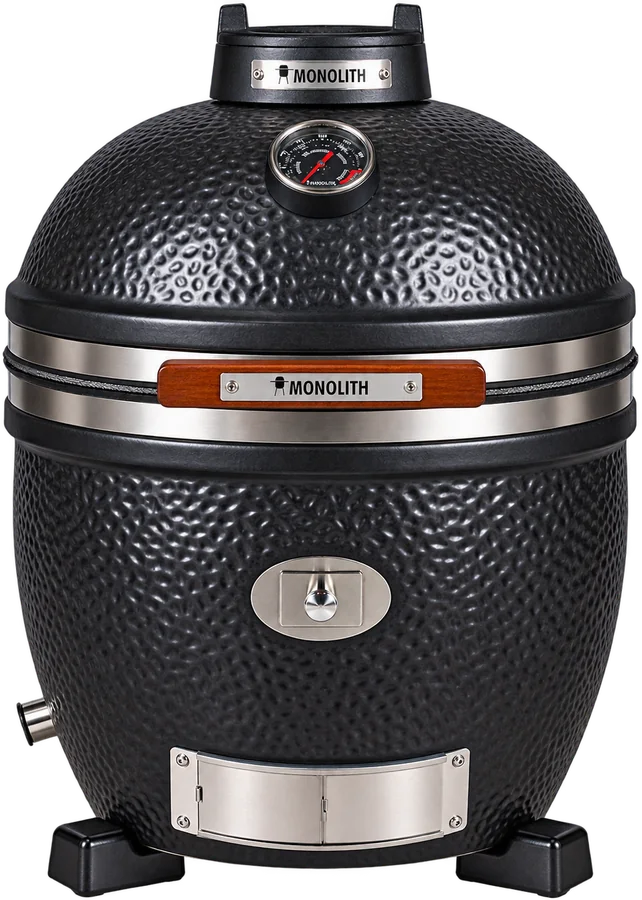 Kamado Monolith Avantgarde en céramique émaillée noir mat avec cerclages inox et poignée bois à LED, vue de face, grille de cuisson de 44 cm