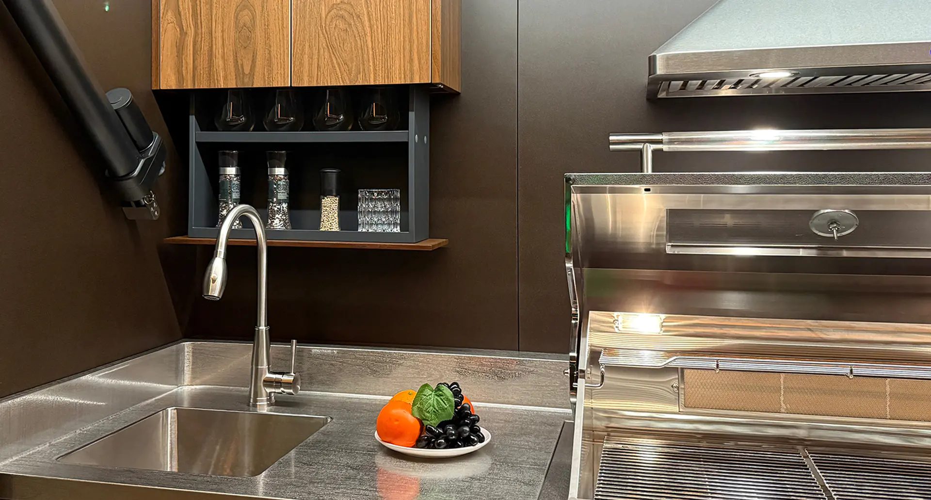 Évier inox professionnel intégré dans le Pod BarbecueZone avec étagère à épices et rangement en bois noyer