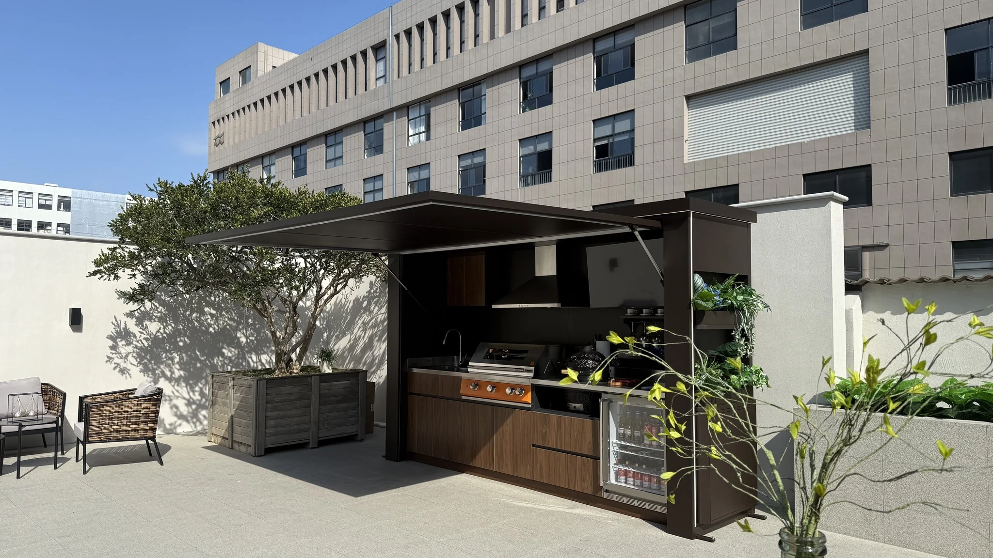 Pod cuisine extérieure sur terrasse ensoleillée — vue réaliste de jour