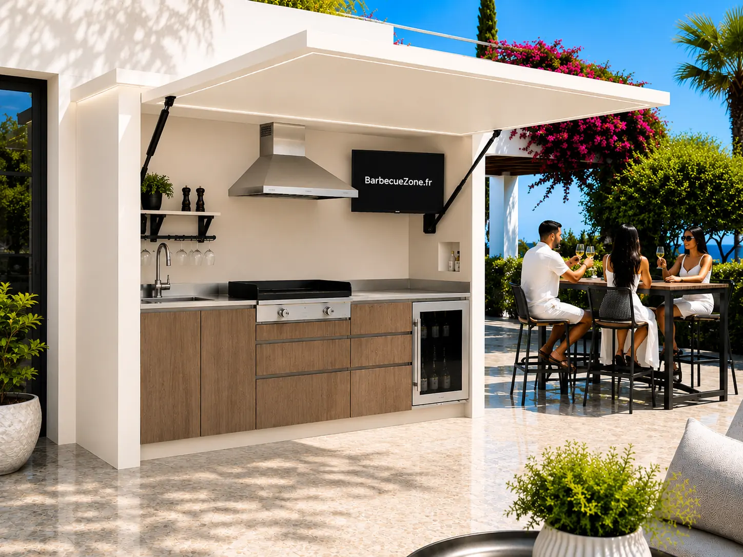 Cuisine extérieure BarbecueZone à façades bois avec plancha deux feux encastrée, plan de travail inox 304, évier et cave à vin sous toit rigide