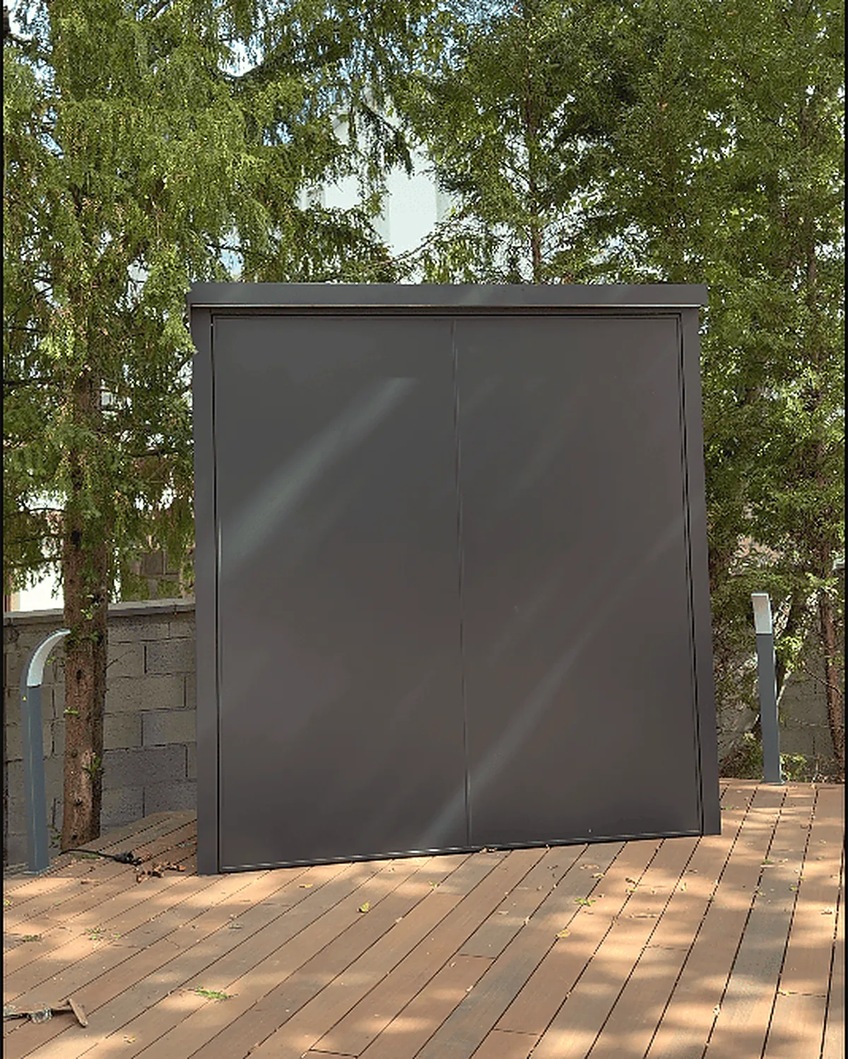 Cuisine extérieure fermée BarbecueZone chez un client — Pod Compact inox 304 fermé, porte basculante baissée, sur terrasse bois