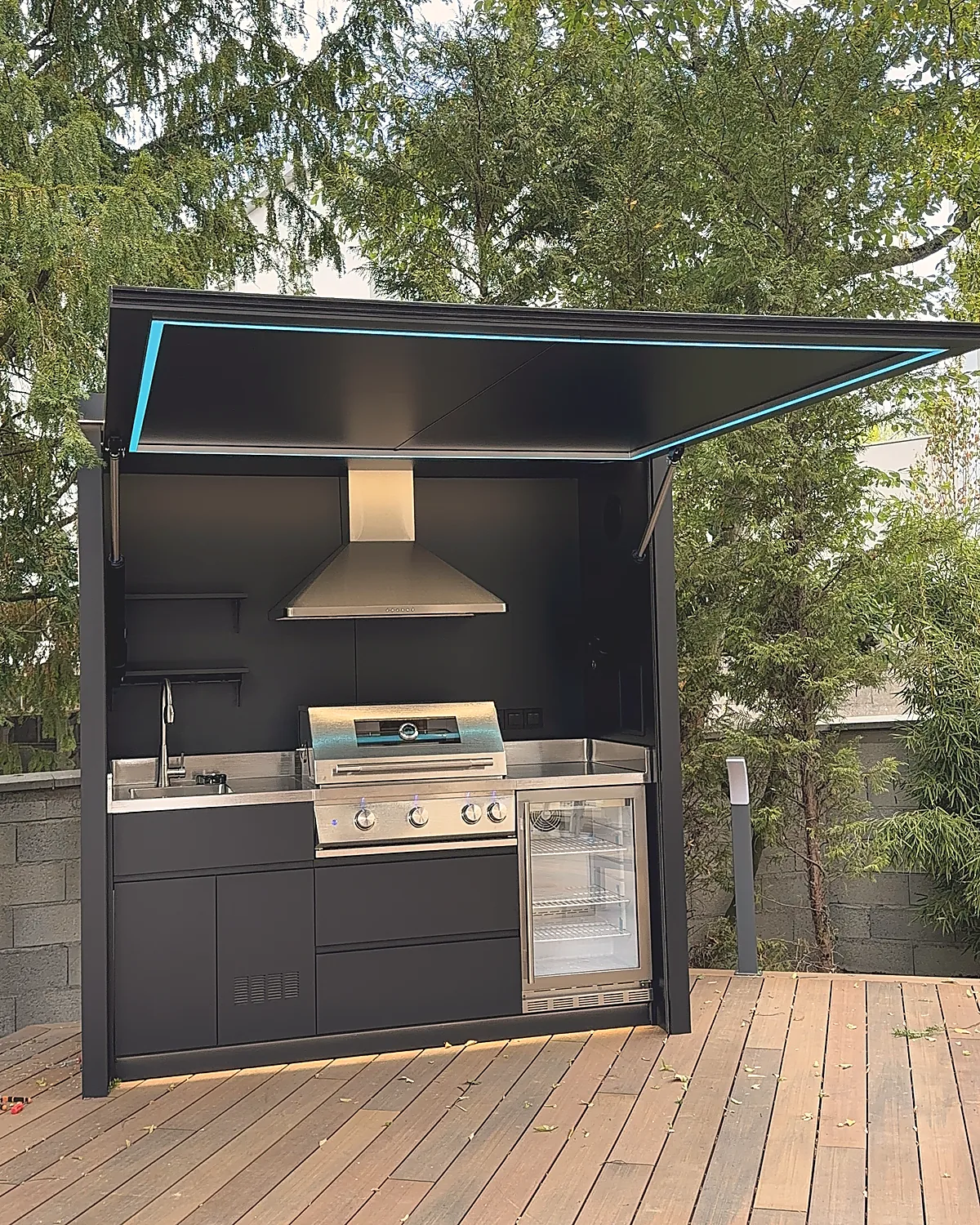 Pod Compact Design BarbecueZone ouvert sur une terrasse en bois