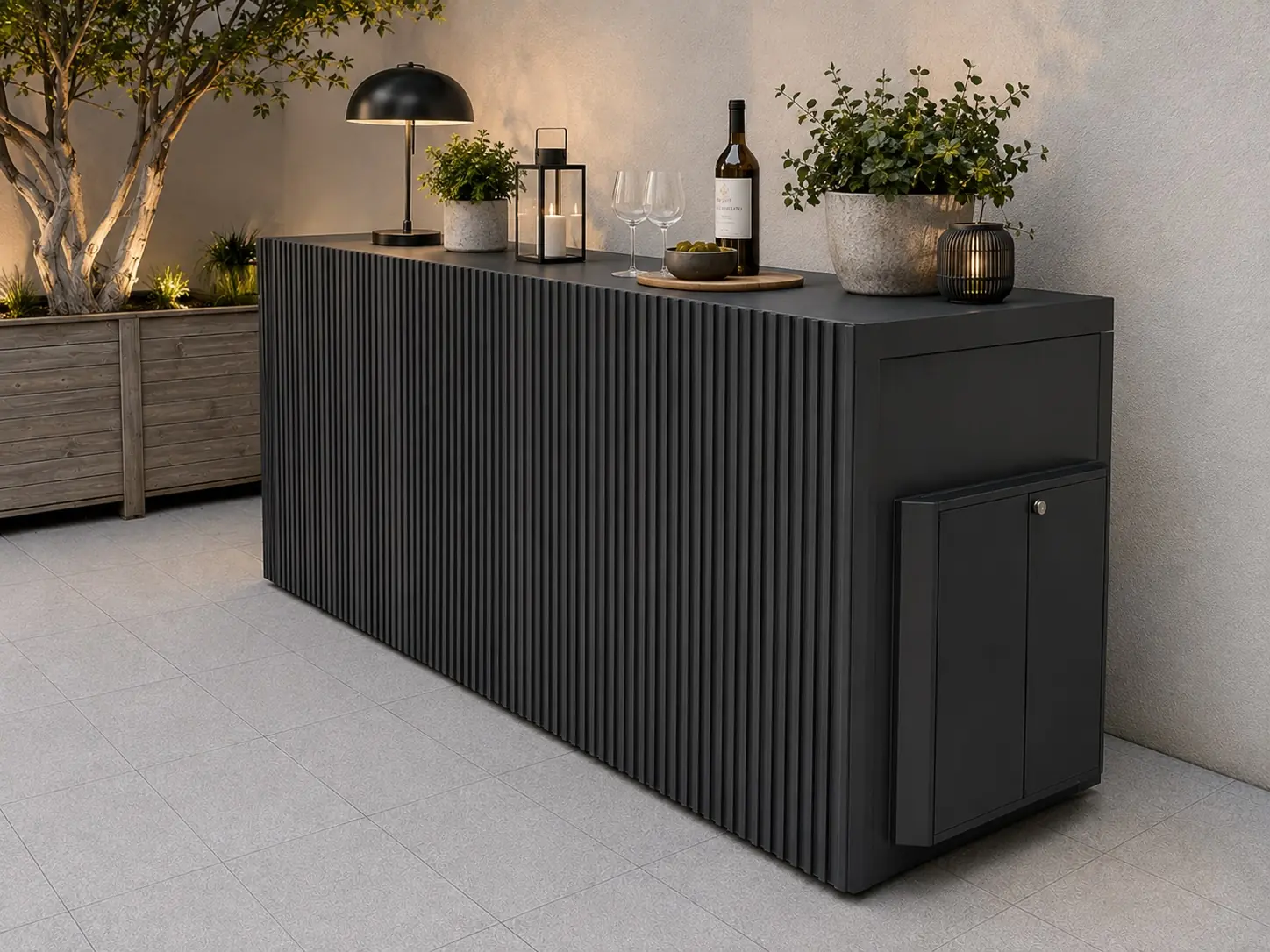Pod Optimus Design fermé, utilisé comme console de terrasse avec lampe et plantes — façade rainurée anthracite