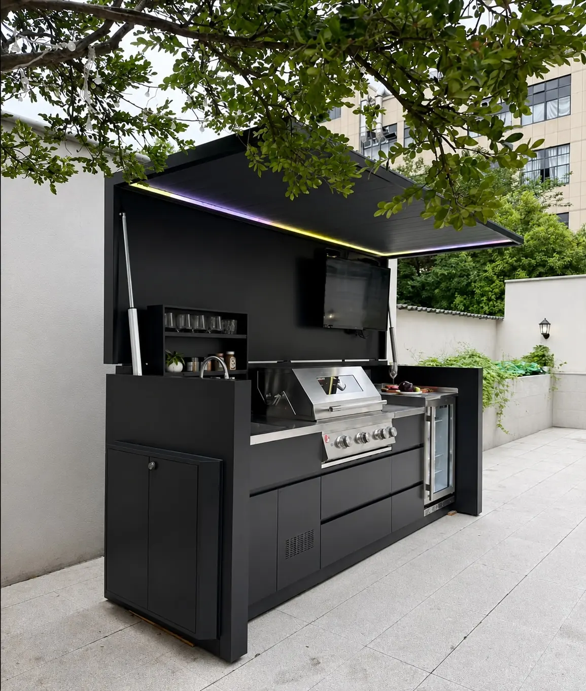 Pod Optimus Design ouvert dans un jardin sous un arbre — toit relevé, cuisine complète visible
