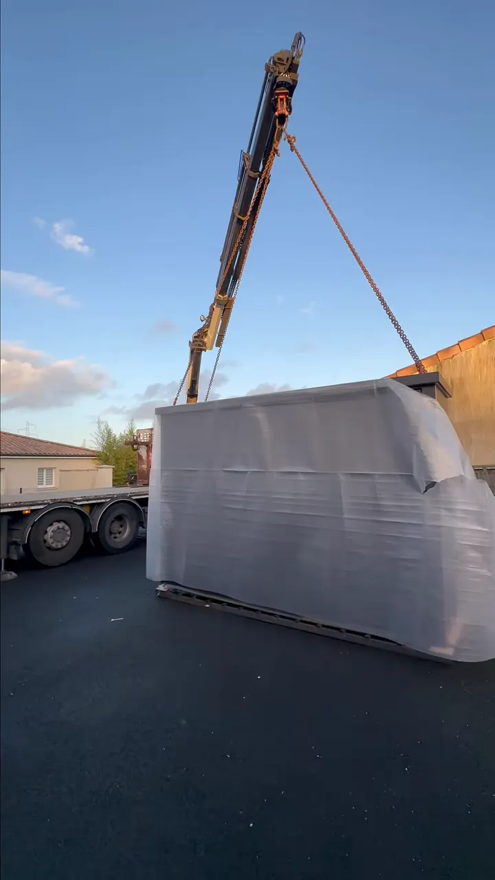 Avant, après : un Pod livré par camion-grue et installé — vidéo BarbecueZone