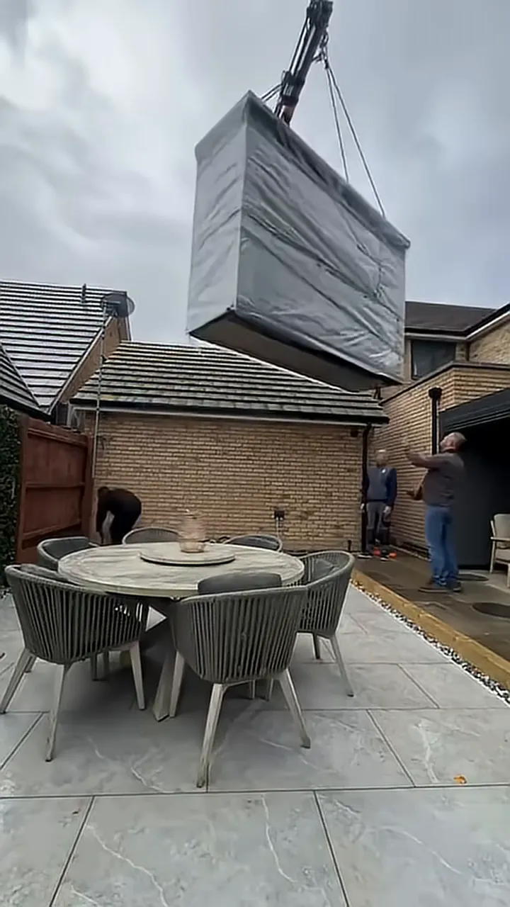 Grutage d'un Pod par-dessus la maison — vidéo BarbecueZone